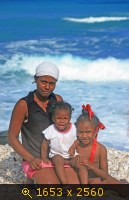 Семья -мать и дочери на берегу Карибского моря